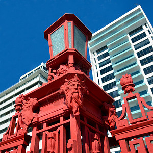 新西兰奥克兰市中心库克码头船长的标志红栅栏上的古老街道图片