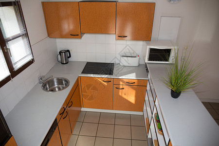 现代住宅中的橙色现代厨房图片