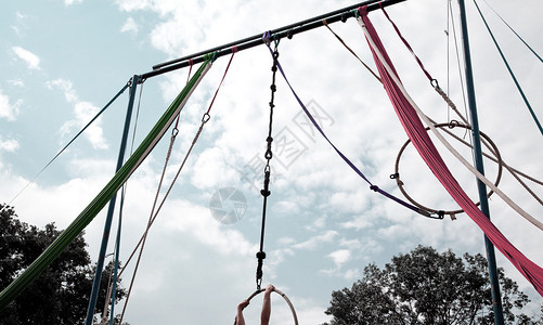 公园里的戒指和绳子马戏团杂技演员图片