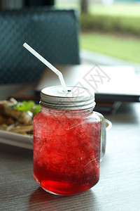 传统的泰国饮料冰玫瑰茄汁图片