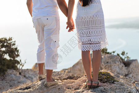 蜜月情侣在海滩日图片