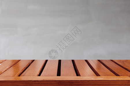 空木桌和灰色水泥背景产品蒙太奇展示图片