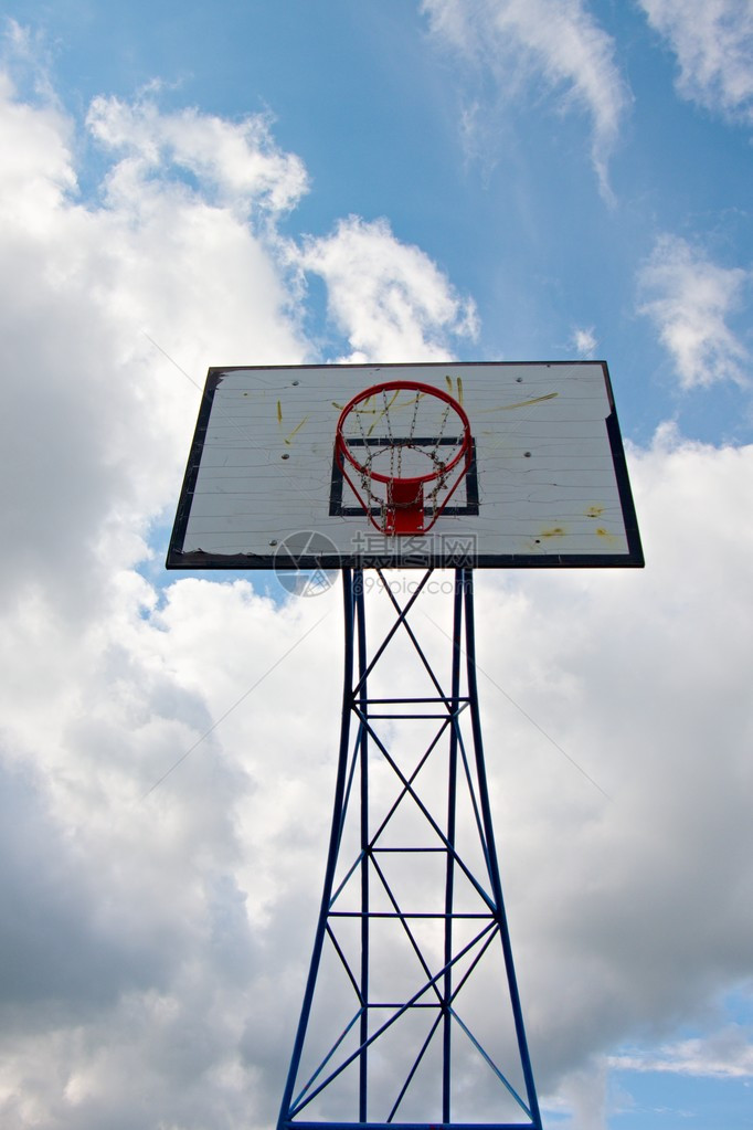 破旧的篮球架和背景中的蓝天图片