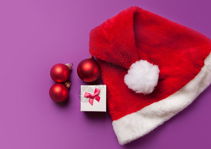 圣诞老人的帽子和礼物盒背景图片