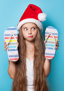 穿着圣诞老人帽子的年轻惊喜女孩图片