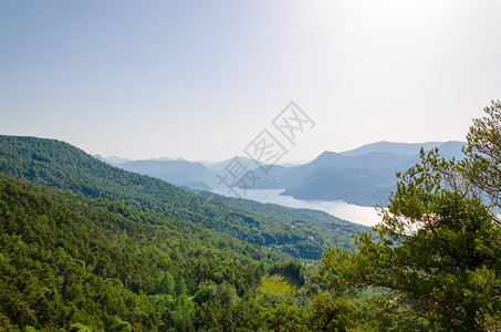 与蓝色山湖的夏天风景图片