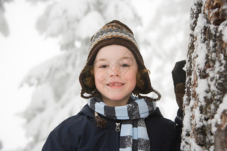 白雪皑皑的森林里的男孩图片