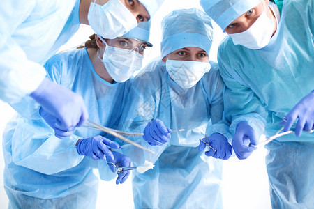 一个执行手术的才华横溢的外科医生团队图片