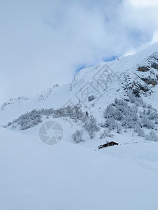 山上新雪的景色图片