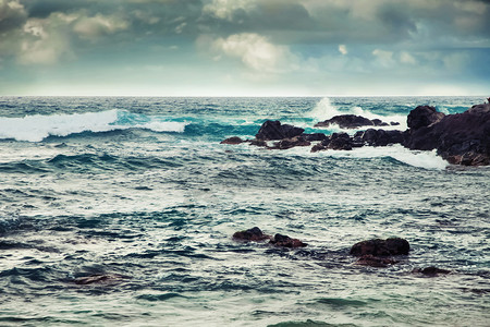 海洋的美丽水和海岸上的岩石图片