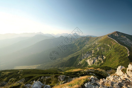 喀尔巴阡山脉风景如画的景色在黎明时分图片