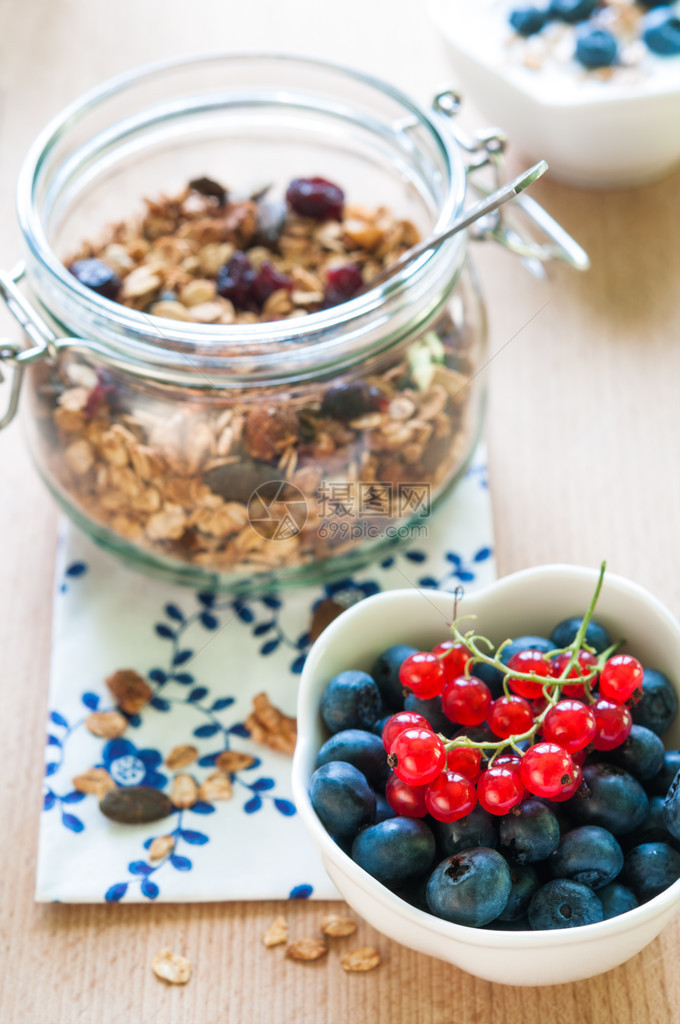 健康早餐包括格兰诺拉麦片蓝莓和红醋栗图片