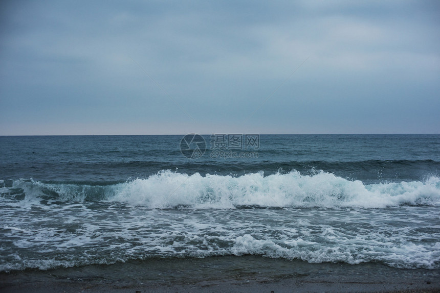 波涛汹涌的蓝色大海 海浪冲刷着沙滩图片