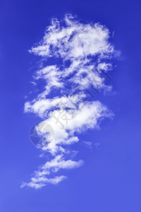 自然蓝天与蓬松的云彩背景图片