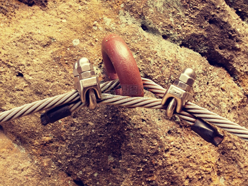 铁铬锚在岩石中握着钢绳而钢链则紧图片