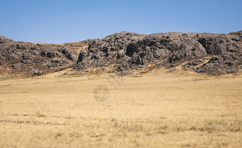 蓝天下岩石的风景图片