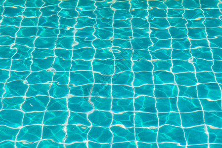 蓝色游泳池有阳图片