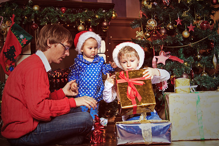 父亲和孩子在圣诞节图片