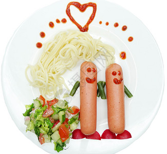 配有意大利面和香肠爱餐的创图片
