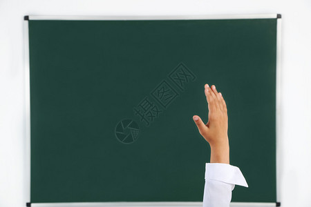 黑板附近教室里的小手图片