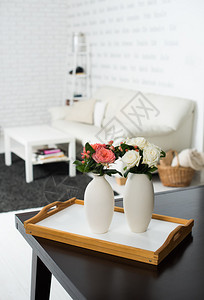 简易家庭室内装饰现代公寓内地一桌花背景图片