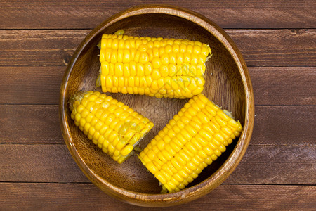 木制背景上成熟的玉米粒图片