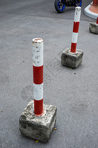 红白相间的钢筋混凝土制成的停车堵塞装置图片