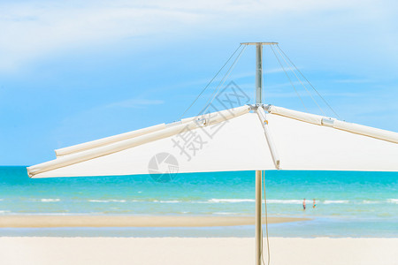 美丽的热带海滩和大海上的伞图片