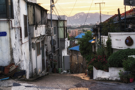 钟路日落时的ihwa壁画村背景