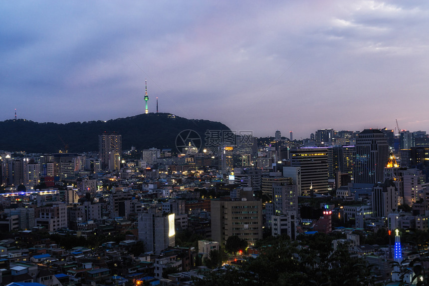 NaksanPark日落和首尔市的夜景NaksanPark在韩国南部河南Daehangnohwa站附近的Hye图片