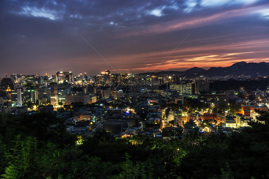 NaksanPark日落和首尔市的夜景NaksanPark在韩国南部河南Daehangnohwa站附近的Hye图片