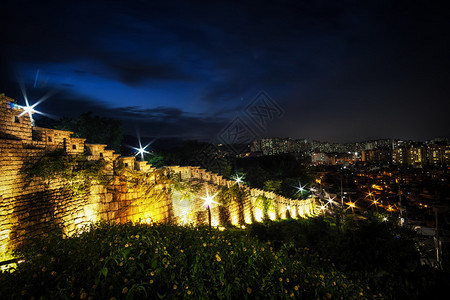 NaksanFortressWall在夜间与首尔城一起被带入背景Naksan是一个著名的小公园背景图片