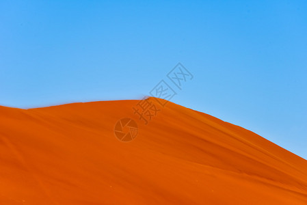 Sossusvlei的高红色沙丘与风吹它位于纳米布沙漠的南部图片