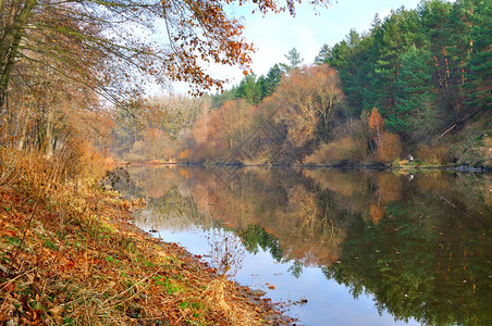 秋天的河流图片