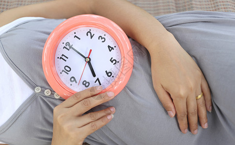 孕妇在肚子上显示钟表告图片