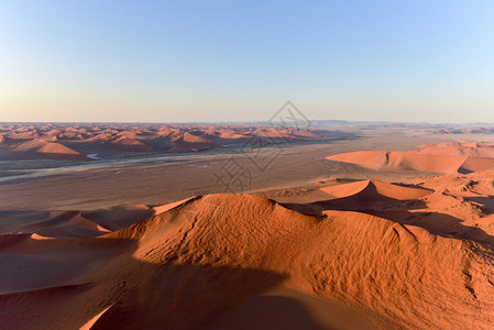 位于纳米比亚NamibNaukluft公园Namib沙漠的高红色背景图片