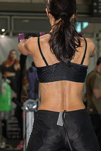 Gym带黑色运动服提升体重的图片