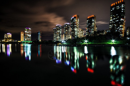 在夏季风暴之前拍摄的松岛运河夜景反映在小运河上的酒店公寓和办公楼松岛图片