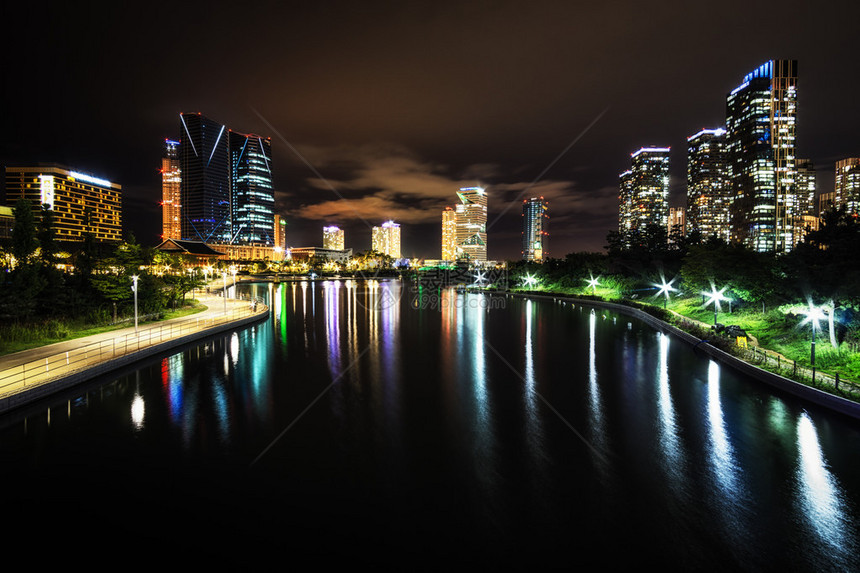 在夏季风暴之前拍摄的松岛运河夜景反映在小运河上的酒店公寓和办公楼松岛图片