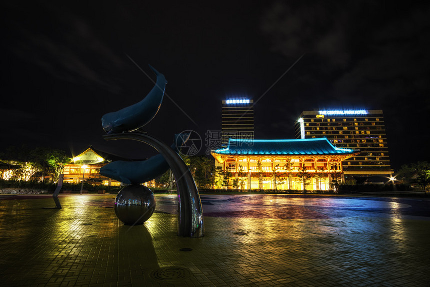 夜间照明时拍摄的传统韩国屋建筑传统建筑是松岛运河边的图片