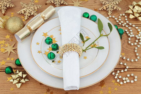 圣诞晚宴地点配有餐盘餐巾纸易腐装饰品和橡树图片