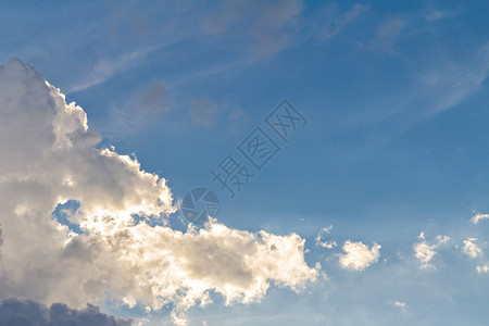 在蓝天背景的云彩图片