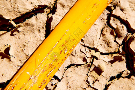 在摩洛哥非洲沙漠中的裂沙抽图片