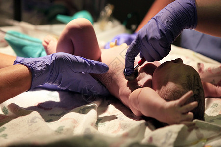 刚出生的婴儿的女孩图片