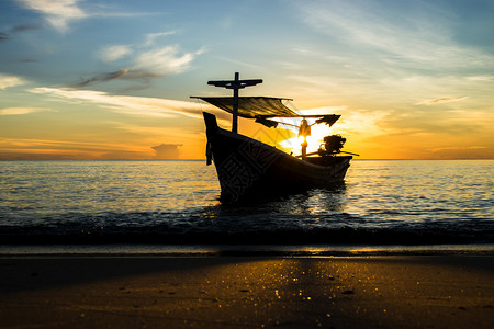 渔船在海滩上的剪影图片