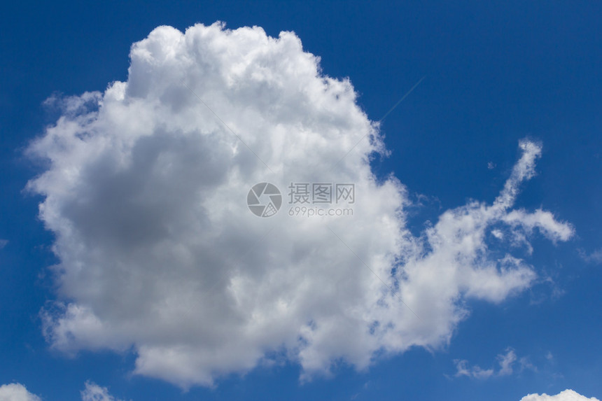 蓝天上的一朵云形状像蜗牛图片