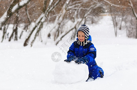 可爱的小男孩在冬图片