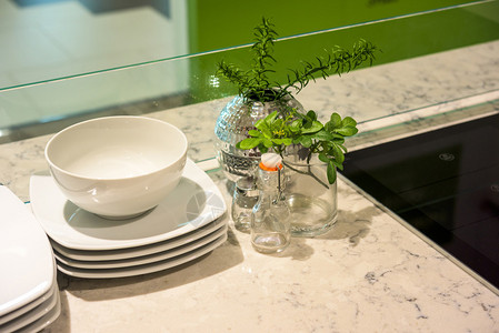 简单的家用餐桌在厨房内装有鲜花图片