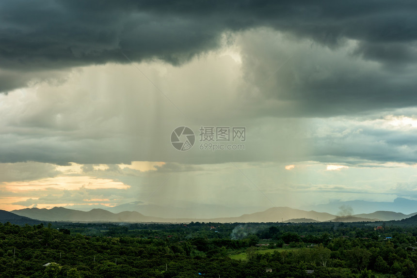 雨过山村图片