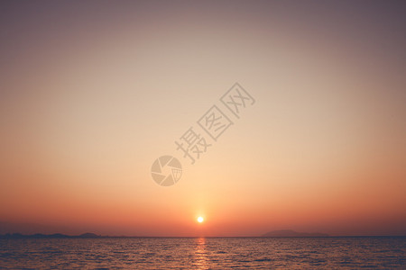 海上日出的美丽背景图片